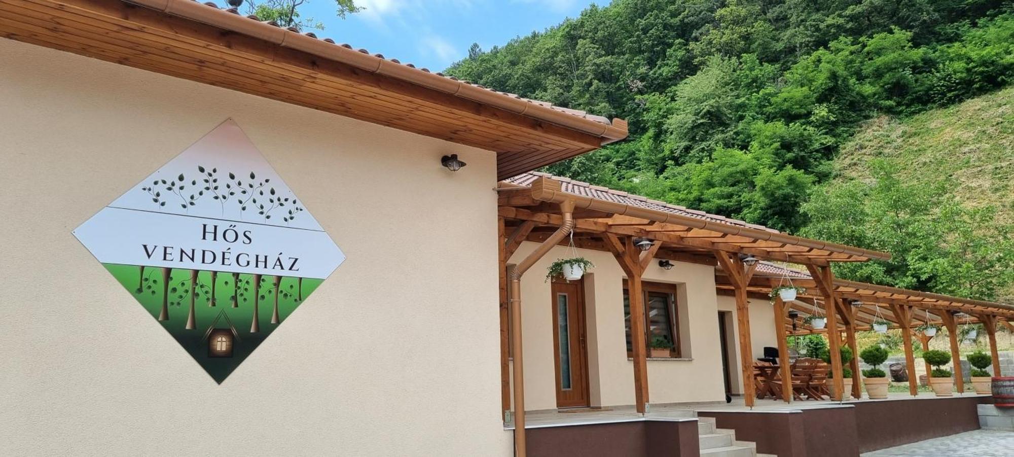 Hos Vendeghaz Miskolc -Oenallo Vendeghaz, Mely Csak Az Oenoeke エクステリア 写真